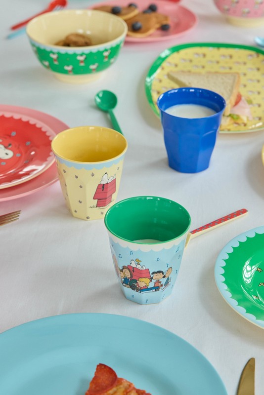 Bicchiere acqua in melamina azzurro decorato con Snoopy e altri personaggi su sfondo di note musicali, con scritta 